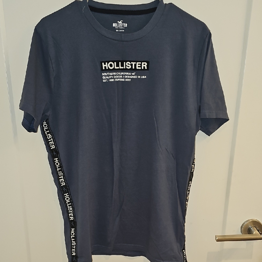 Hollister Men's Dark Blue Graphic Tee